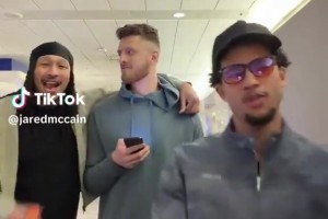 哈滕：我没准备好！麦凯恩拉着哈滕和杰林拍抖音，俩人不知所措