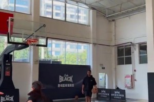 这太有力量了吧！这种身板感觉一般男生都对抗不了！